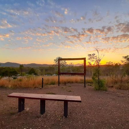 Mt Larcom Tourist Park Hotel Mount Larcom Екстериор снимка