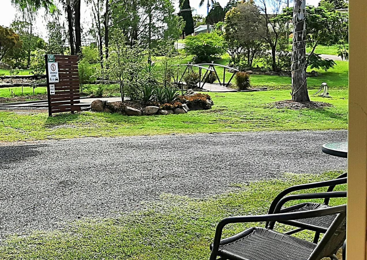 Mt Larcom Tourist Park Hotel Mount Larcom Екстериор снимка
