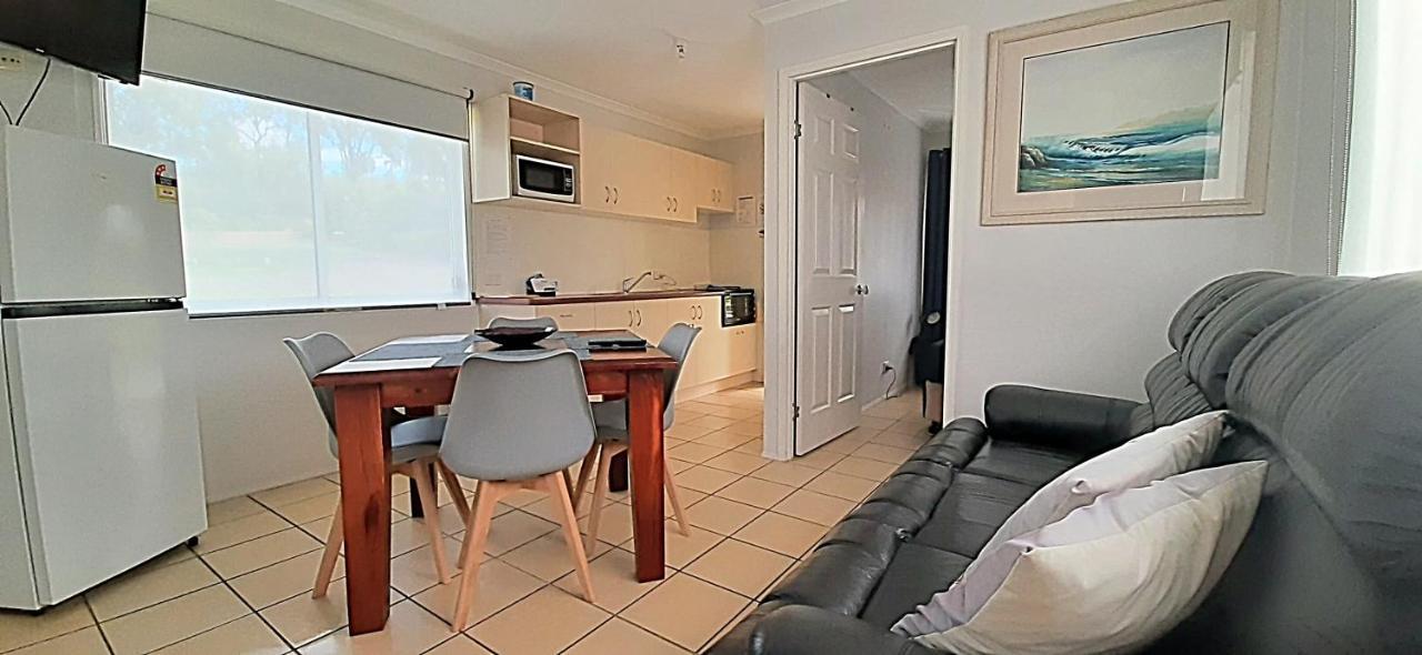 Mt Larcom Tourist Park Hotel Mount Larcom Екстериор снимка