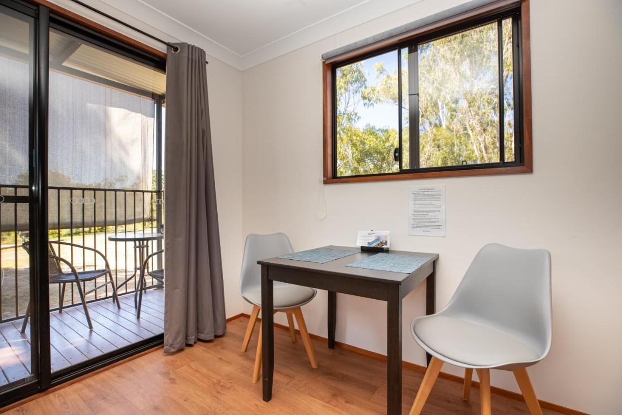 Mt Larcom Tourist Park Hotel Mount Larcom Екстериор снимка