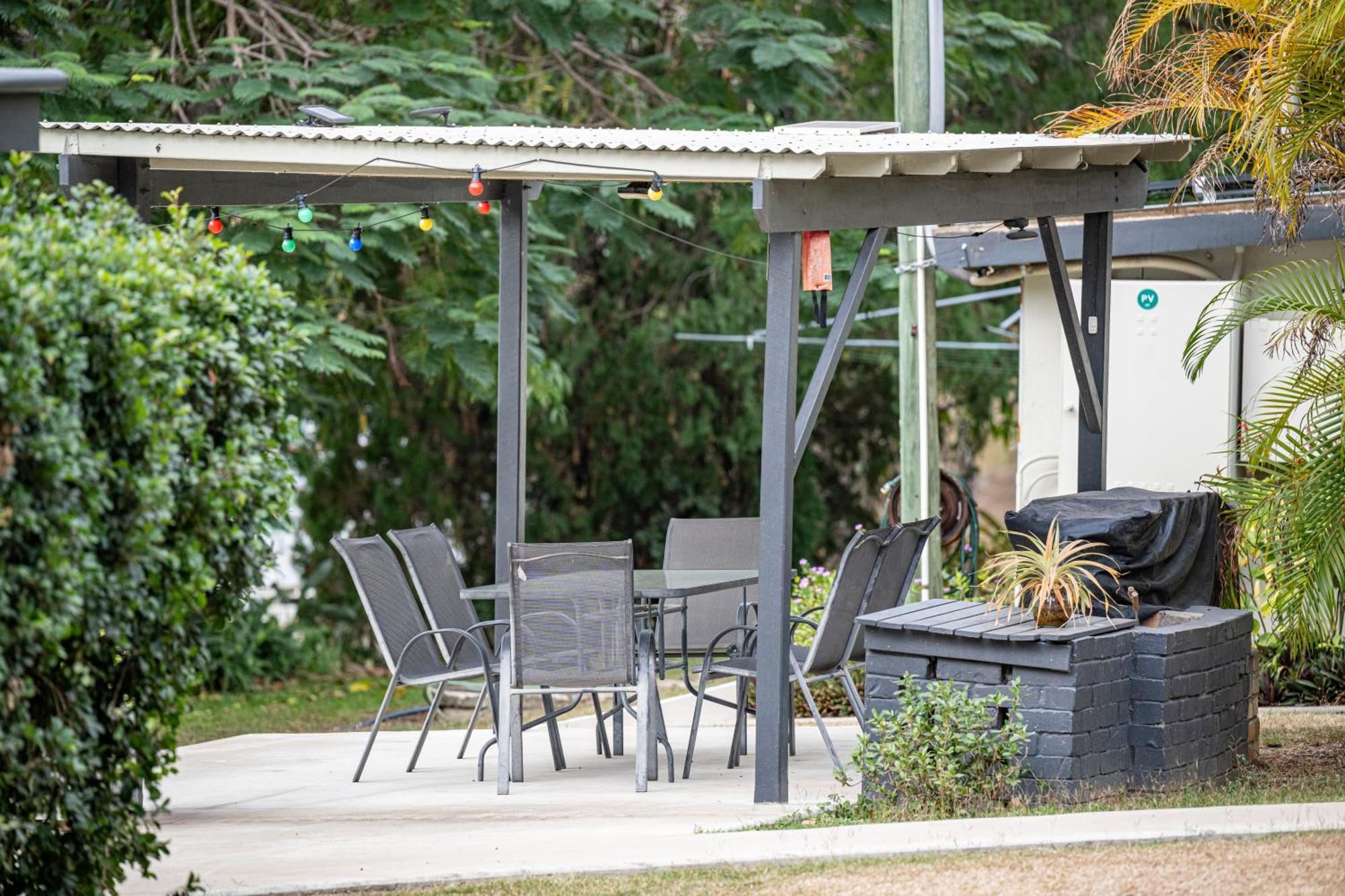 Mt Larcom Tourist Park Hotel Mount Larcom Екстериор снимка