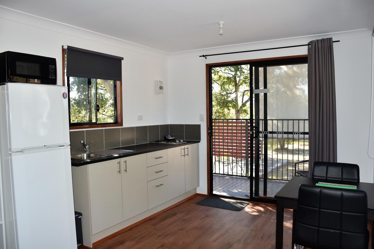 Mt Larcom Tourist Park Hotel Mount Larcom Екстериор снимка
