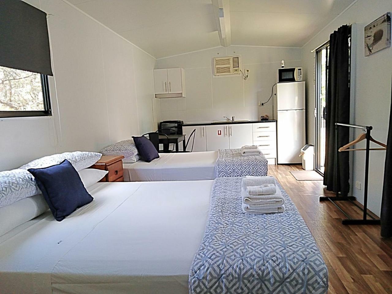 Mt Larcom Tourist Park Hotel Mount Larcom Екстериор снимка