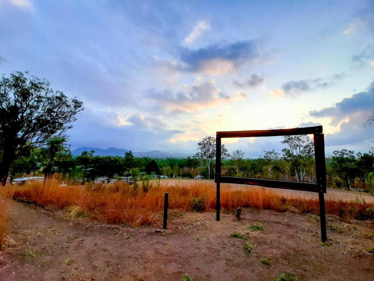 Mt Larcom Tourist Park Hotel Mount Larcom Екстериор снимка